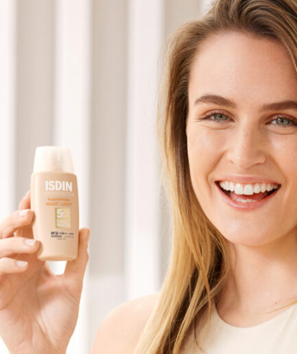 ضد آفتاب فیوژن واتر مجیک رنگی SPF50 Light  ایزدین | ISDIN