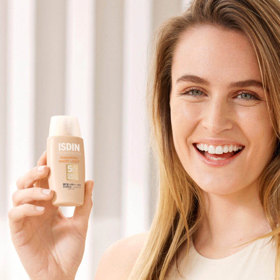 ضد آفتاب فیوژن واتر مجیک رنگی SPF50 Light  ایزدین | ISDIN - Image 2